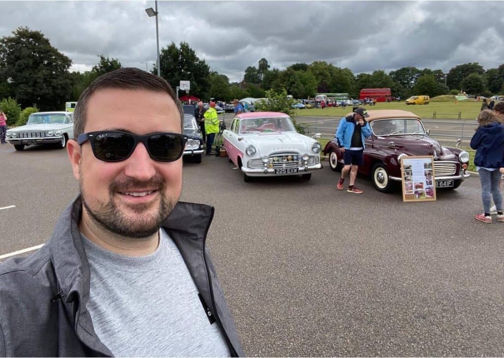 mayor with classic cars in the background