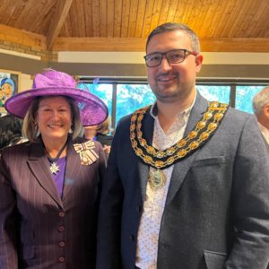 lady in hat and mayor with chain